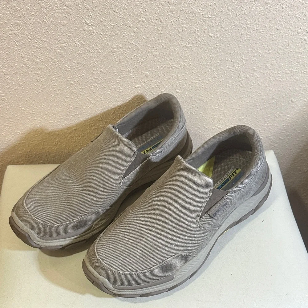 Sketchers Men’s Respected-Fallston. Size 9 1/2